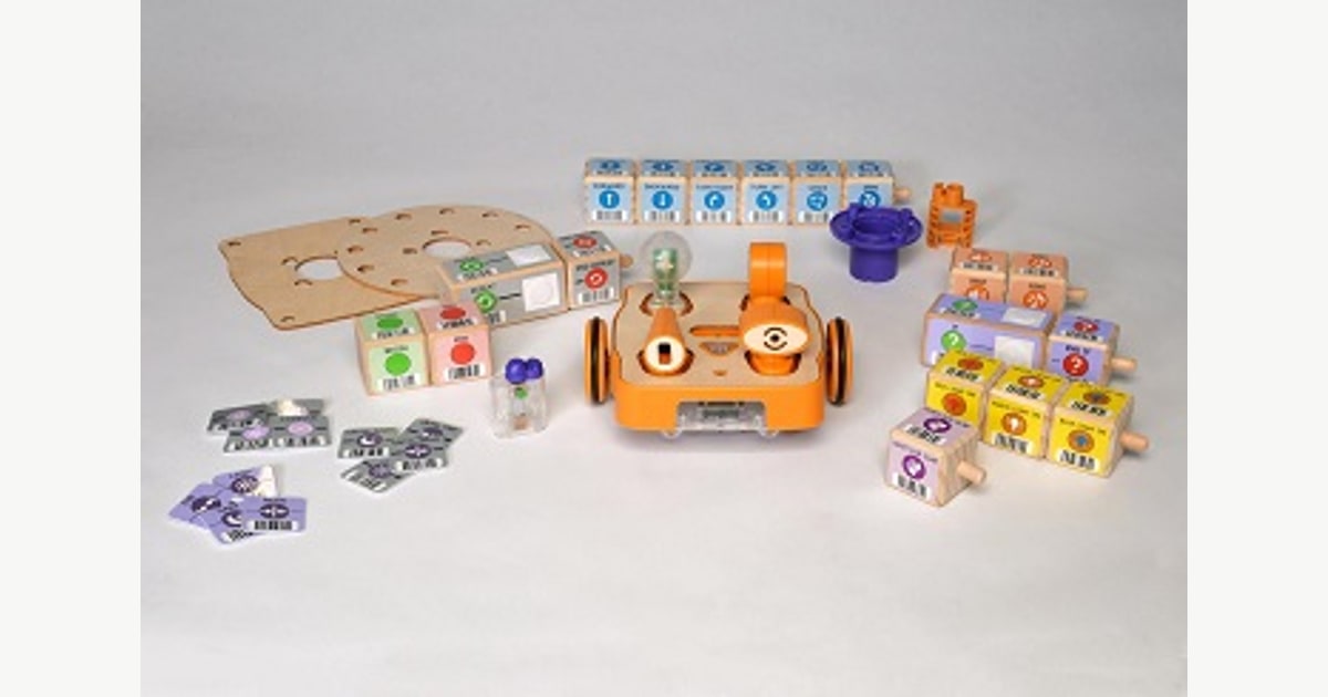Robot KIBO con los bloques, sensores y plataformas del kit KIBO 18