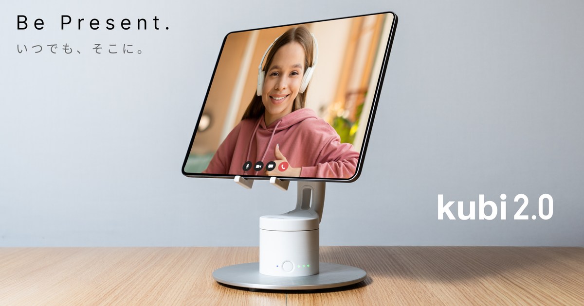 Imagen promocional oficial de kubi 2.0 sobre una mesa, sosteniendo una tableta que muestra a una mujer durante una videollamada.
