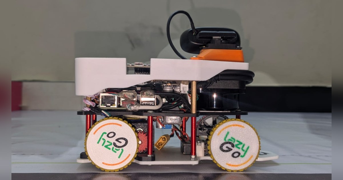 Fotografía del equipo LazyGo de LazyBot completo visto de lado, con cuatro ruedas, lidar y cámara sobre un soporte orientable.