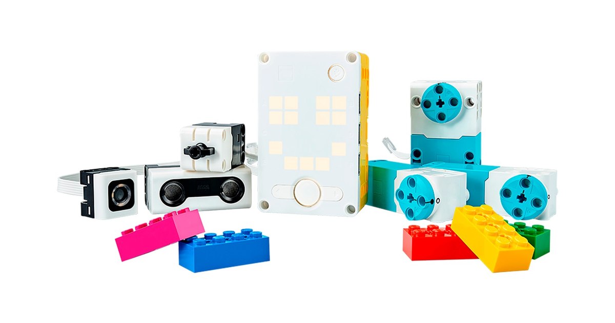 Fotografía oficial de los componentes del set LEGO Education SPIKE Prime: hub, motores, sensores y piezas de construcción.