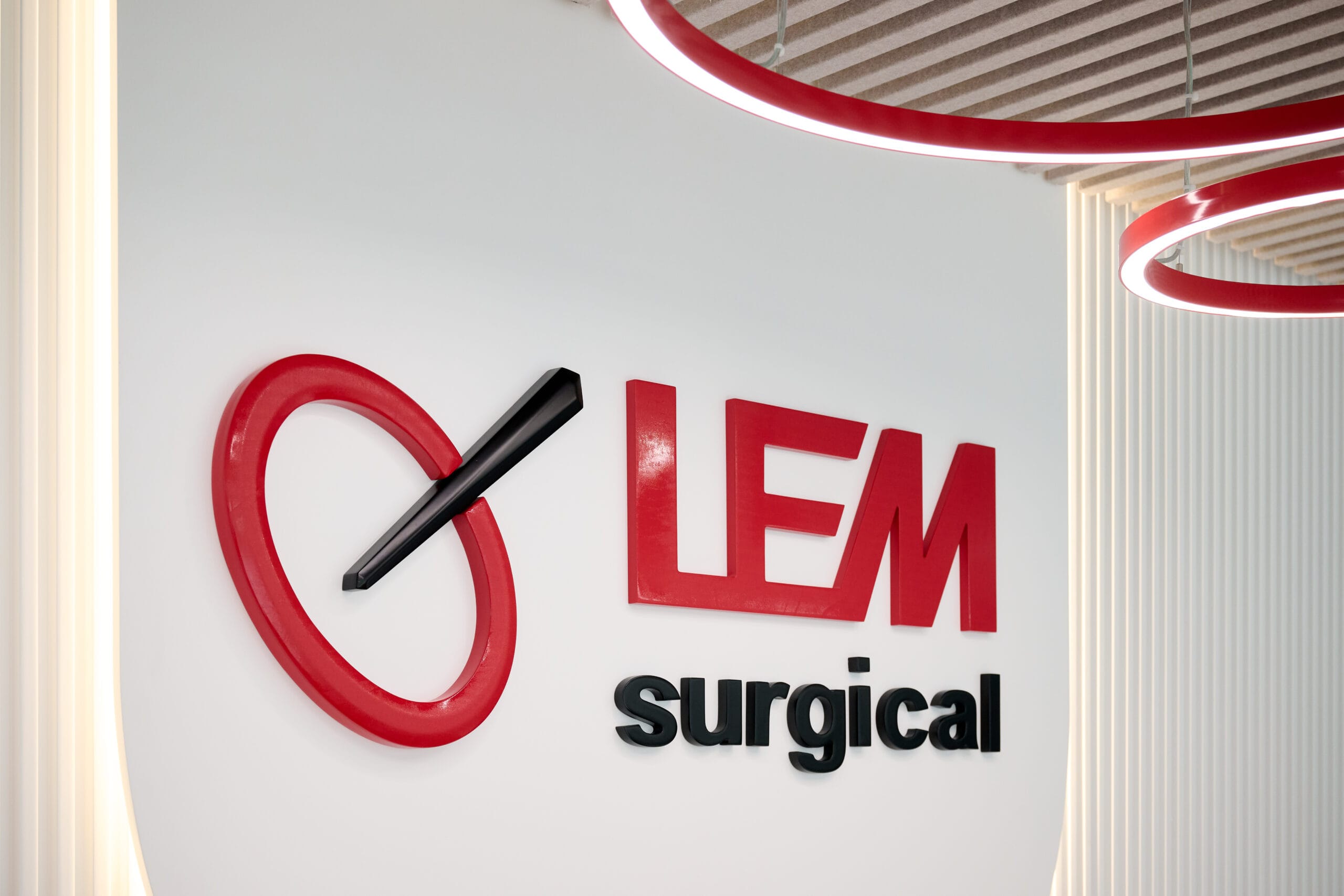 LEM Surgical logra la autorización de la FDA para Dynamis y mete un robot de tres brazos en la cirugía de columna