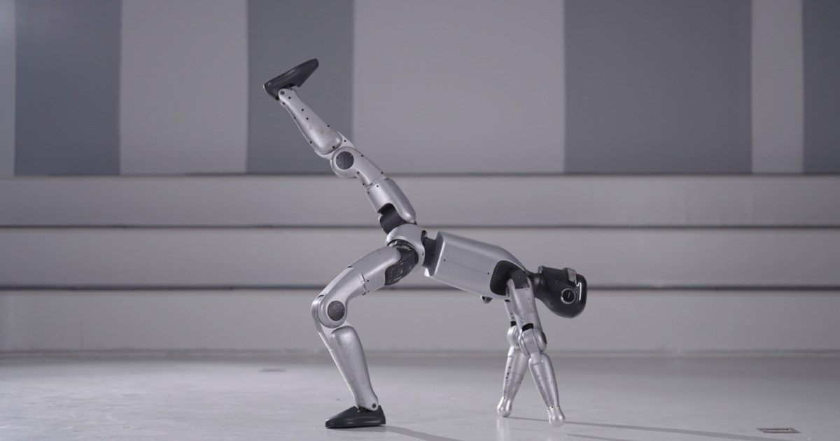 MagicBot Z1 físico apoyado sobre una mano durante una demostración del fabricante