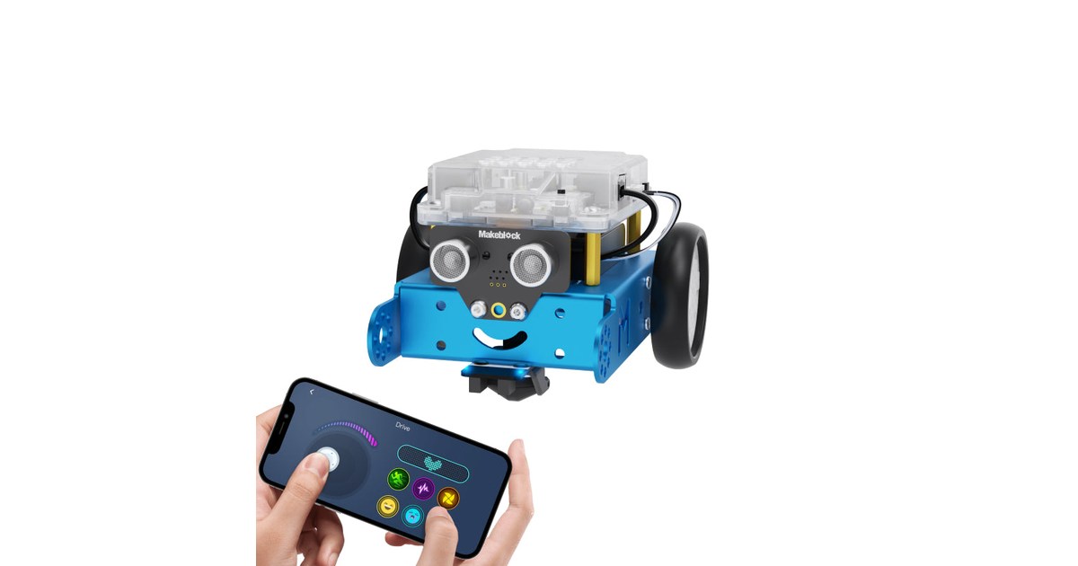 Imagen oficial del mBot original azul de Makeblock, con su sensor ultrasónico frontal y una aplicación de control en un móvil.
