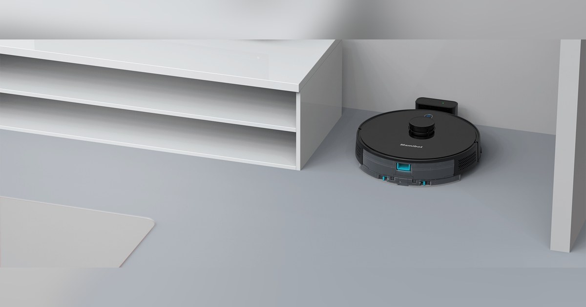 Render promocional oficial de Mamibot EXVAC850 completo junto a su base de carga, sobre suelo doméstico.