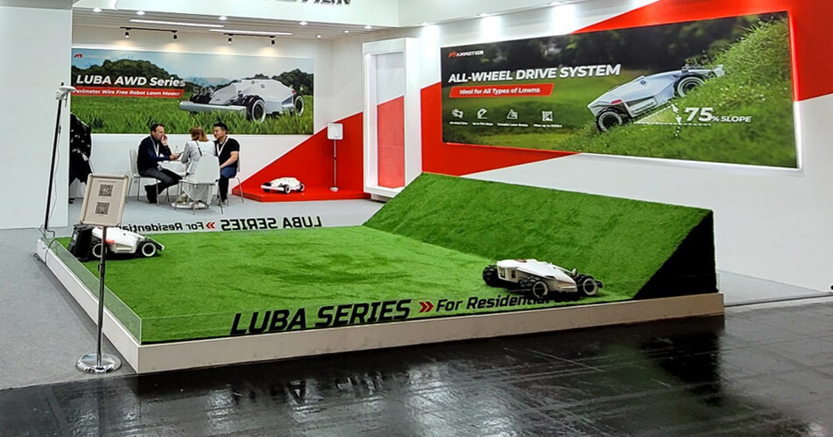 Dos cortacéspedes LUBA AWD de primera generación sobre la plataforma de césped del stand de Mammotion en spoga+gafa 2023, en una fotografía oficial de archivo.