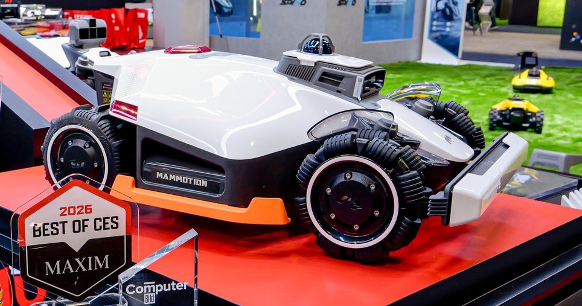 Fotografía oficial de archivo de un Mammotion LUBA 3 AWD blanco y naranja sobre una plataforma de exposición en CES 2026.