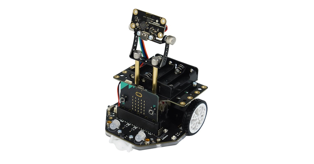 Fotografía oficial del Maqueen Plus V3 con portapilas AA, placa micro:bit instalada y sensor de distancia sobre un soporte metálico.