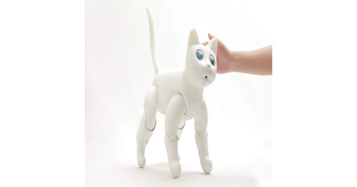 MarsCat blanco de Elephant Robotics interactuando con una mano.