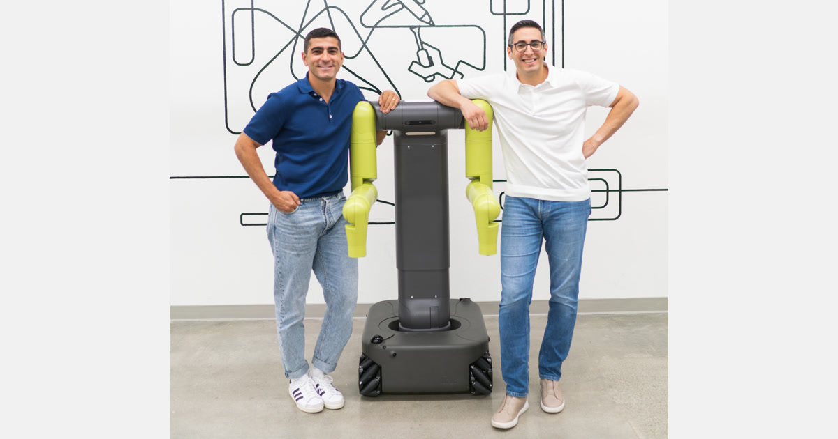 Fotografía oficial de Hamza y Khalid Derbas junto al robot de Maven Robotics, con dos brazos amarillos y una base con ruedas.