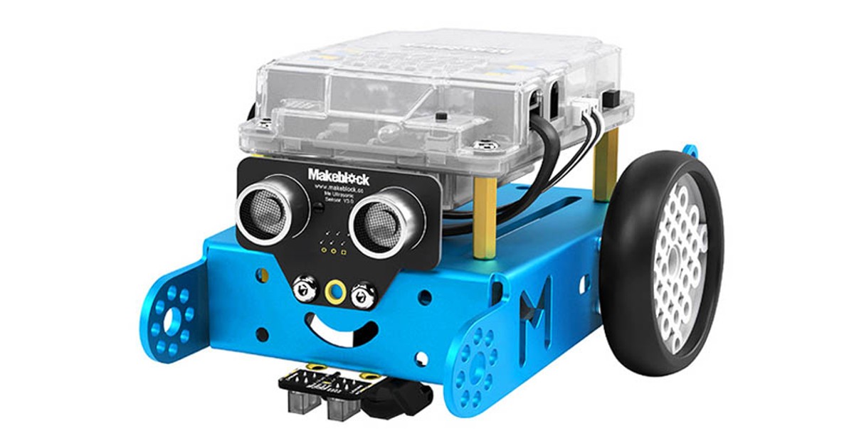 Fotografía oficial del mBot original azul, con cubierta transparente de la placa mCore, sensor ultrasónico frontal y ruedas negras.