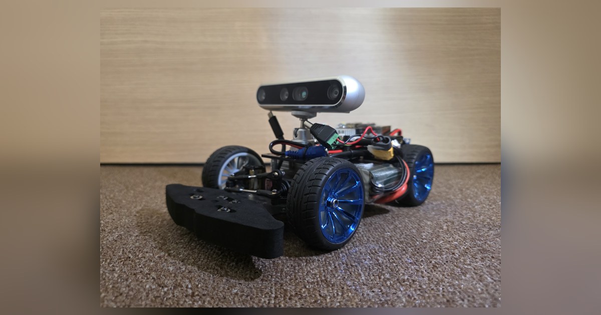 Fotografía publicada por Equipo MegTech de MegTech Future Engineers 2025, con el cuerpo completo, sus ruedas y los sensores visibles en el montaje físico.