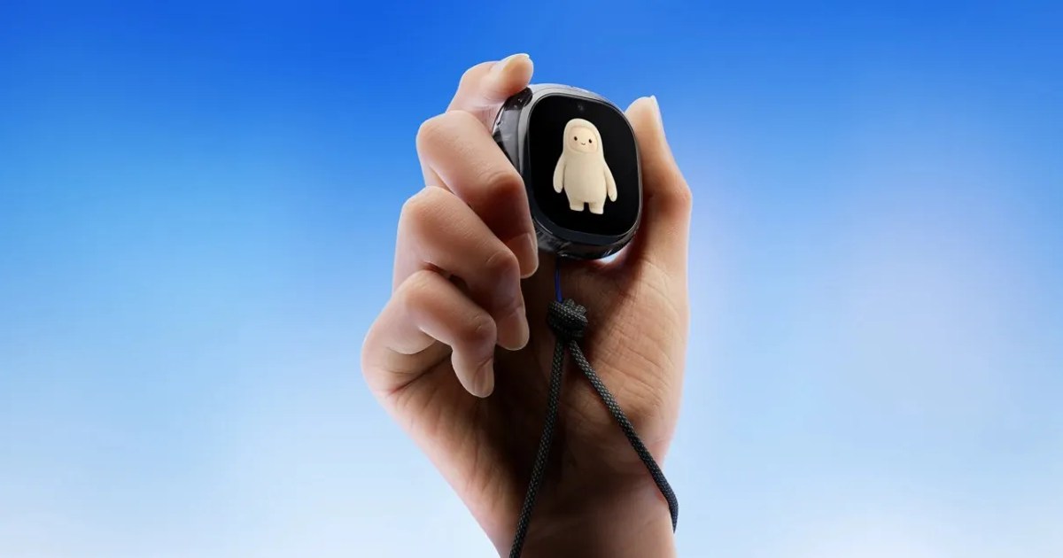 Imagen oficial de Meta de una mano sosteniendo Muse Charm, con un personaje en la pantalla y una correa de cordón.
