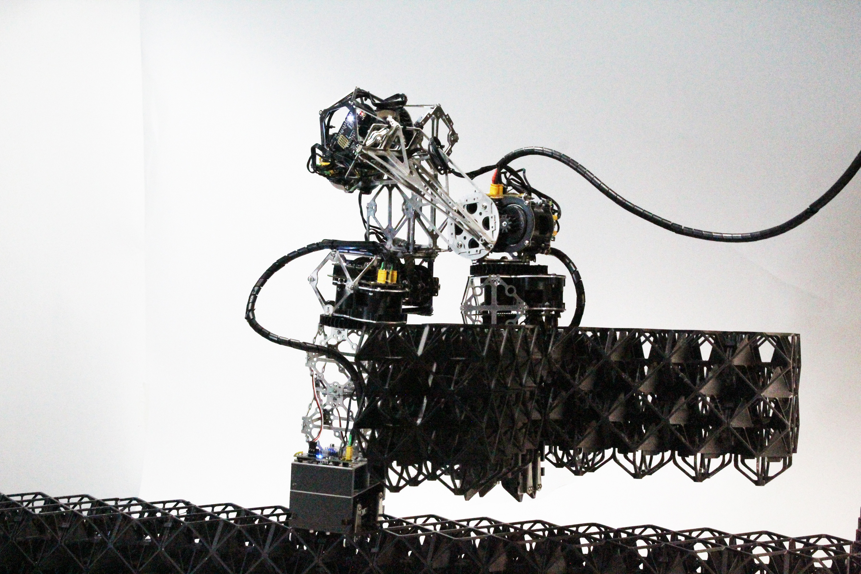 MIT prueba MILAbots: robots tipo oruga para montar edificios con bloques voxel