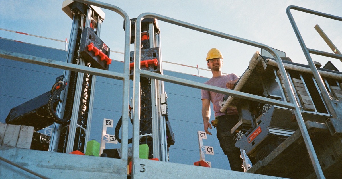 Monumental capta 32 millones para escalar sus robots albañiles