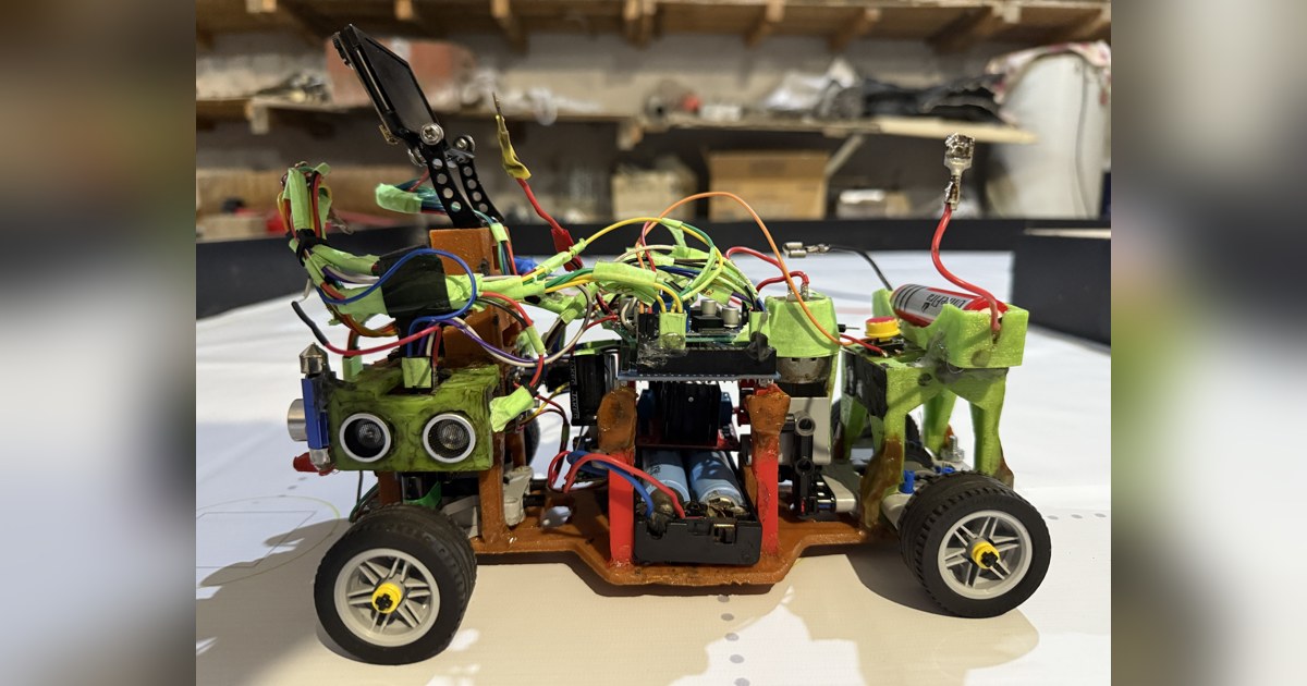 Fotografía del Team NEDrobotics de su coche robot completo, con piezas impresas verdes, ruedas negras, ultrasonidos y electrónica visible.
