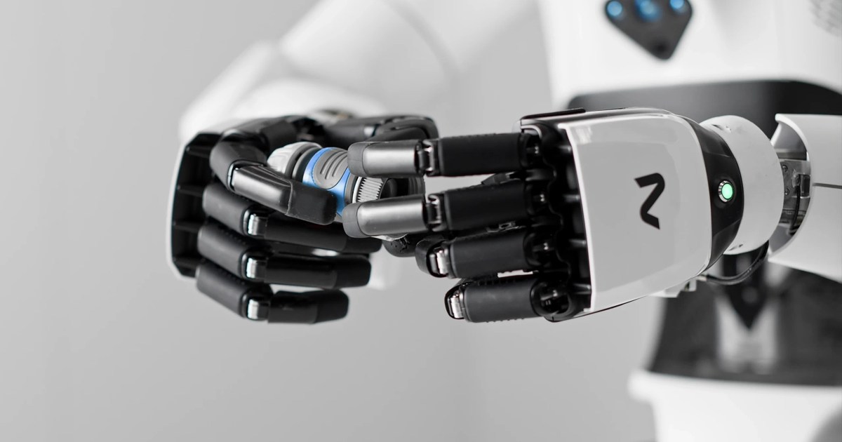 Imagen oficial de NEURA: dos manos robóticas articuladas manipulan una pieza circular delante del torso blanco del robot.
