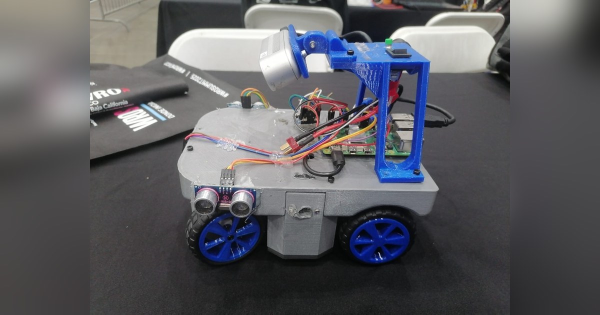 Fotografía del Equipo Octobots de Octoneer completo, con cuerpo gris, cuatro ruedas azules y un soporte elevado de componentes.