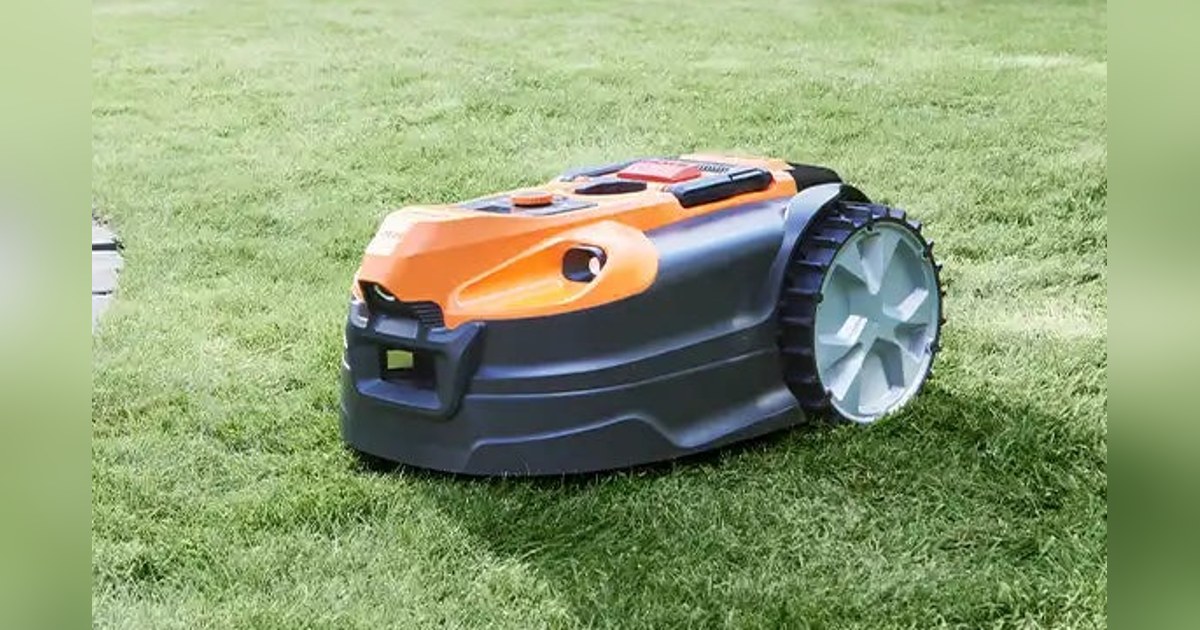 Imagen oficial del cortacésped LawnMaster OcuMow 18 completo sobre césped.