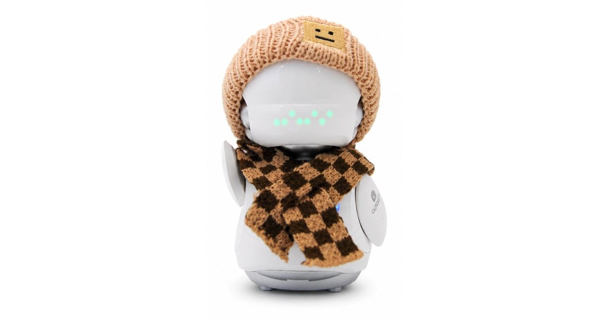 Imagen oficial de OUROBOT completo, con cara luminosa, gorro de punto y bufanda, publicada por Oubot.