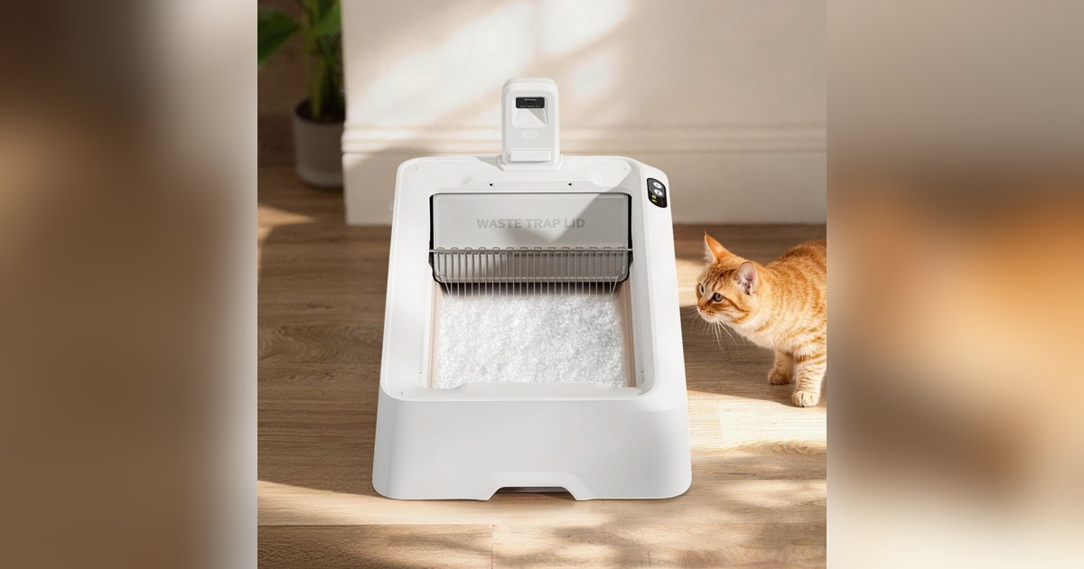 Imagen oficial de PETKIT Purobot Crystal Duo completo con su rastrillo y cámara, junto a un gato.