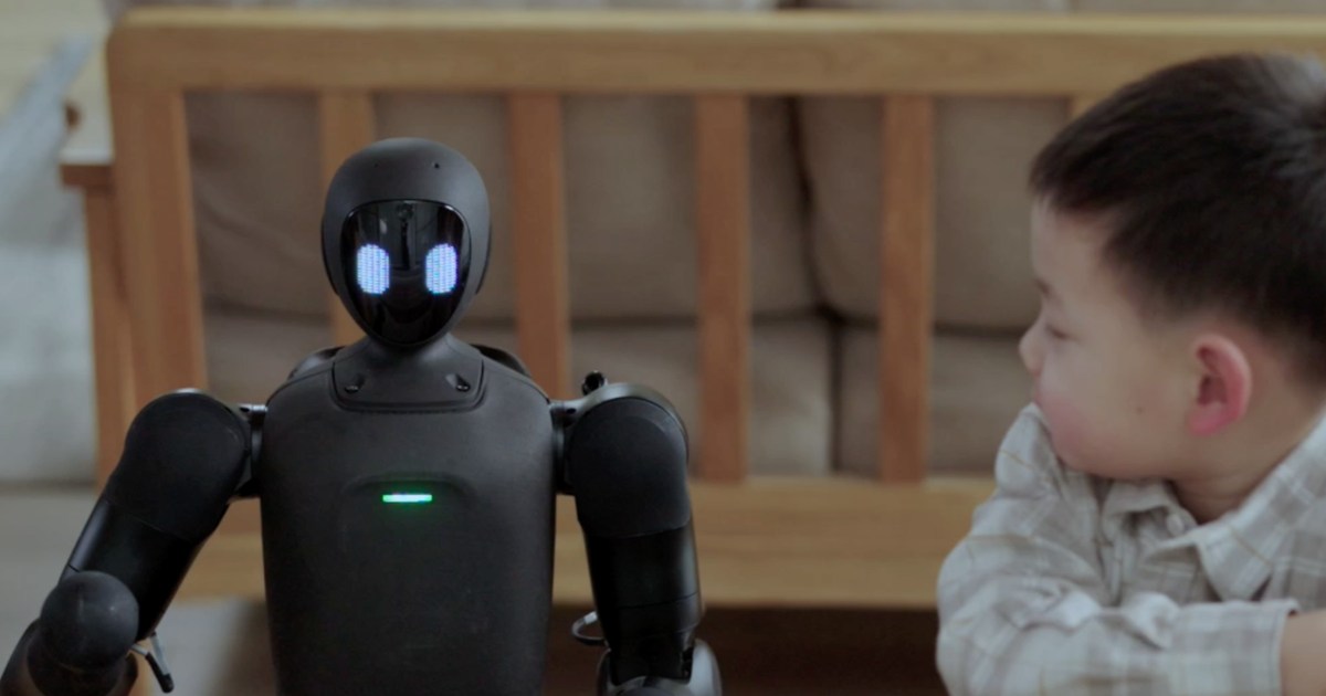 Imagen oficial de un PrimeBOT Q1 negro con los ojos iluminados, sentado junto a un niño en un banco.