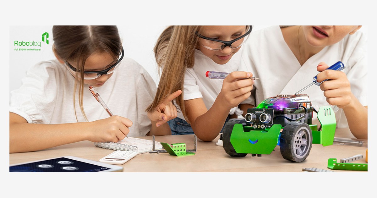 Fotografía oficial de una actividad educativa con el robot verde Q-Scout de Robobloq.