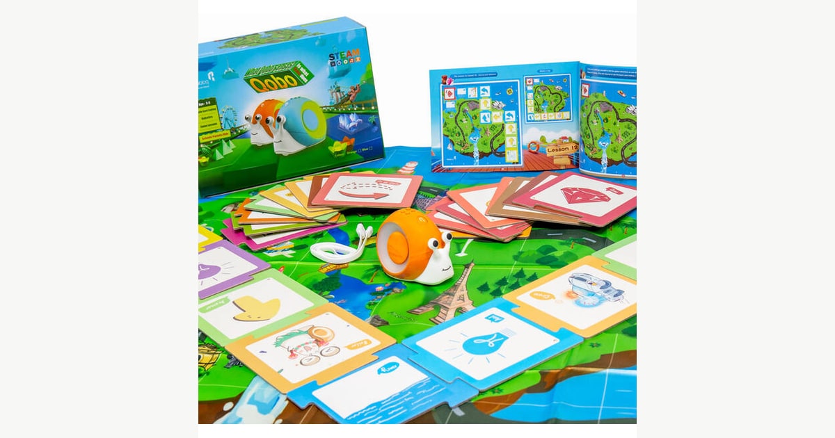 Caracol robótico Qobo naranja sobre el mapa con sus tarjetas de programación