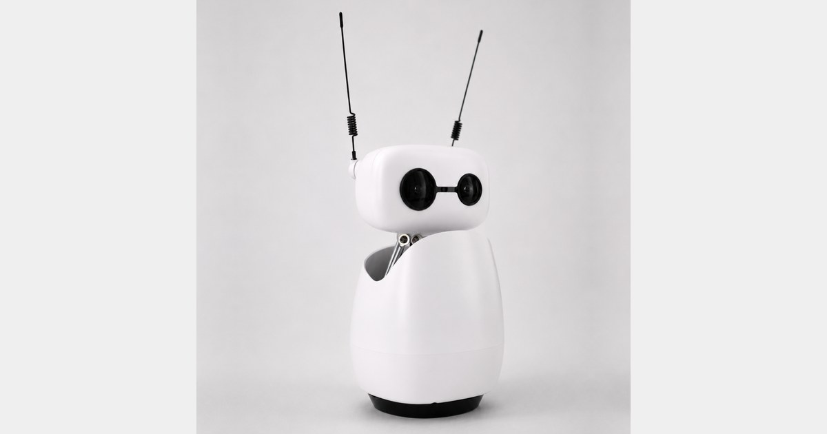 Fotografía oficial de Reachy Mini Wireless blanco visto en tres cuartos, con la cabeza, las dos antenas negras y la base completas sobre fondo gris claro.