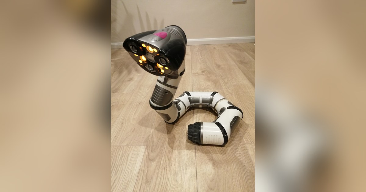 Roboboa de WowWee en el suelo con la cabeza levantada. Foto: Bumper12, CC BY-SA 4.0.