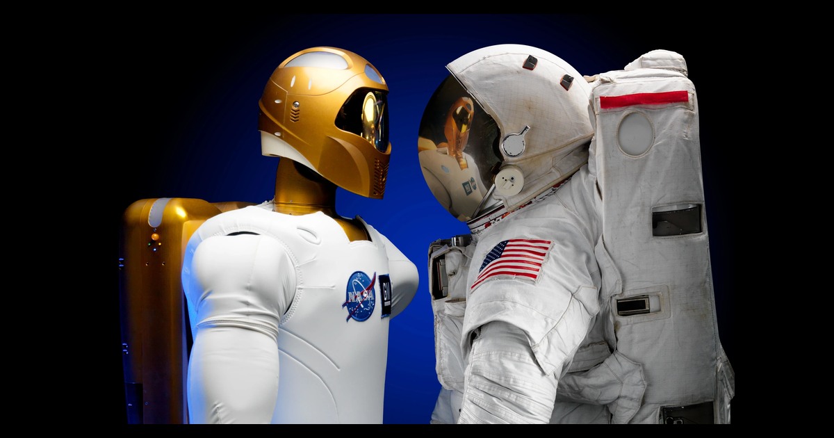 Fotografía de NASA de Robonaut 2 junto a un traje espacial.