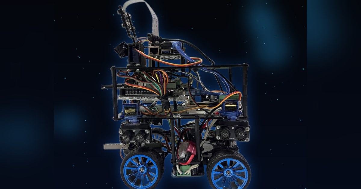 Fotografía del equipo RoboPegasus de su vehículo completo, con cuatro ruedas azules, cámara elevada y sensores laterales.