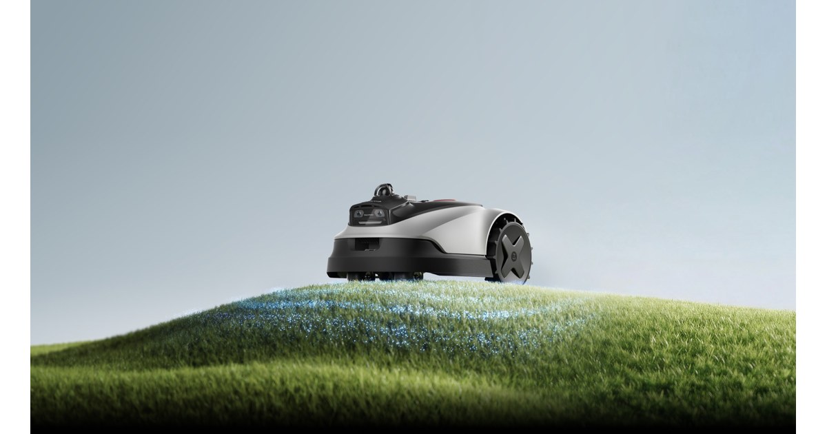 Roborock RockNeo Q2 completo en un jardín, en una imagen oficial.