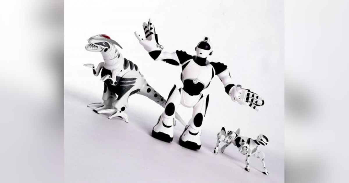 Robosapien V2 en el centro de una fotografía de producto de WowWee, entre Roboraptor y Robopet.