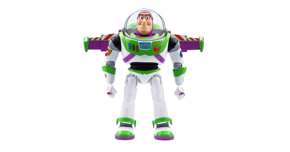 Fotografía oficial del robot Buzz Lightyear de Robosen de pie, con las alas desplegadas y el casco transparente, sobre fondo blanco.