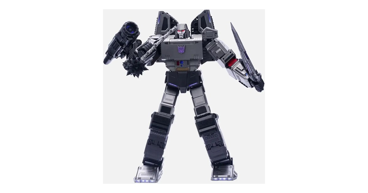 Megatron Flagship de Robosen gris y negro en posición erguida con accesorios en las manos