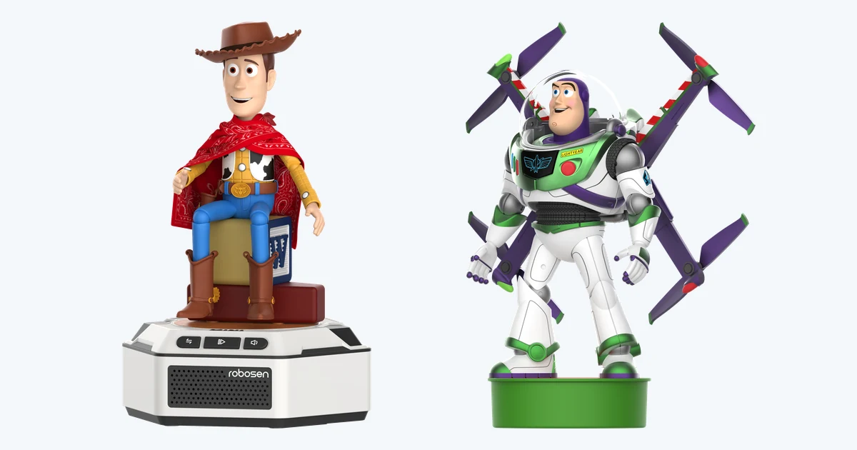 Composición de renders oficiales de Woody sobre la base Mini de Robosen y Buzz Lightyear junto a él.