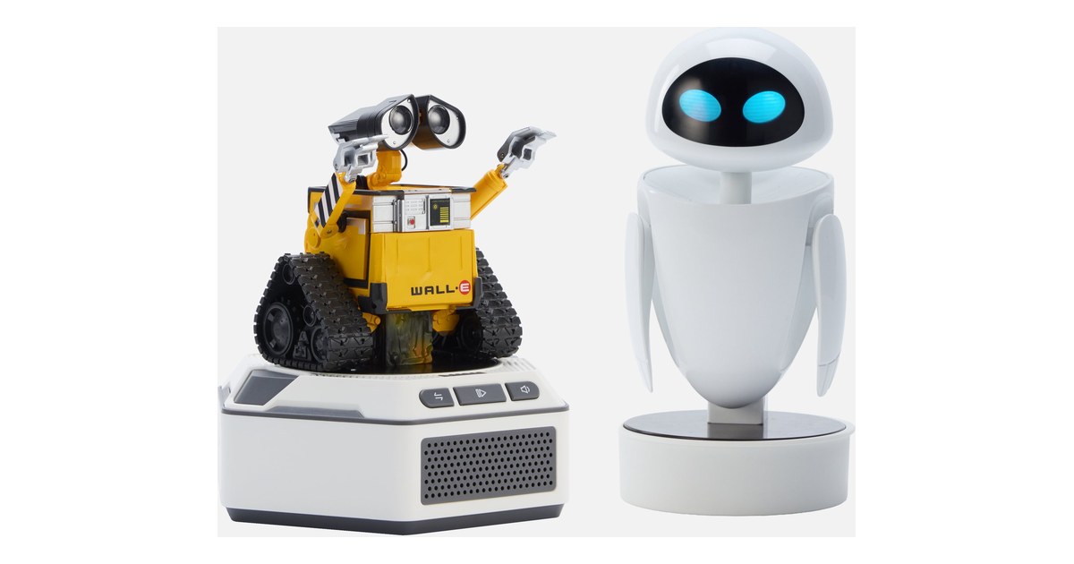 Miniaturas motorizadas WALL-E amarillo sobre una base y EVE blanca sobre un soporte, en una imagen de Robosen