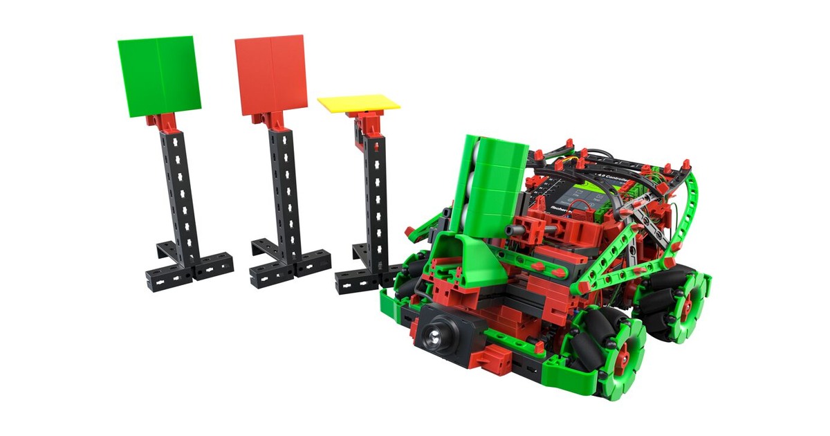 Robot móvil del kit Robotics Hightech junto a accesorios de actividad.