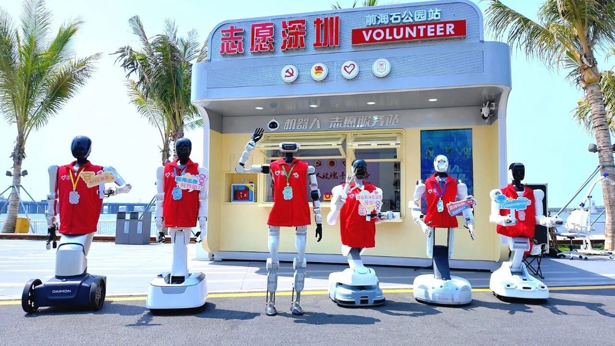 Shenzhen pone robots a hacer voluntariado en un parque: lo importante no es la foto, sino el laboratorio urbano que hay detrás