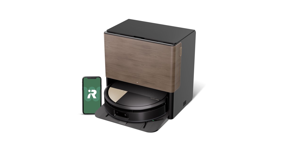 Render oficial del Roomba Max 705 Combo negro junto a su estación y una pantalla de la aplicación.
