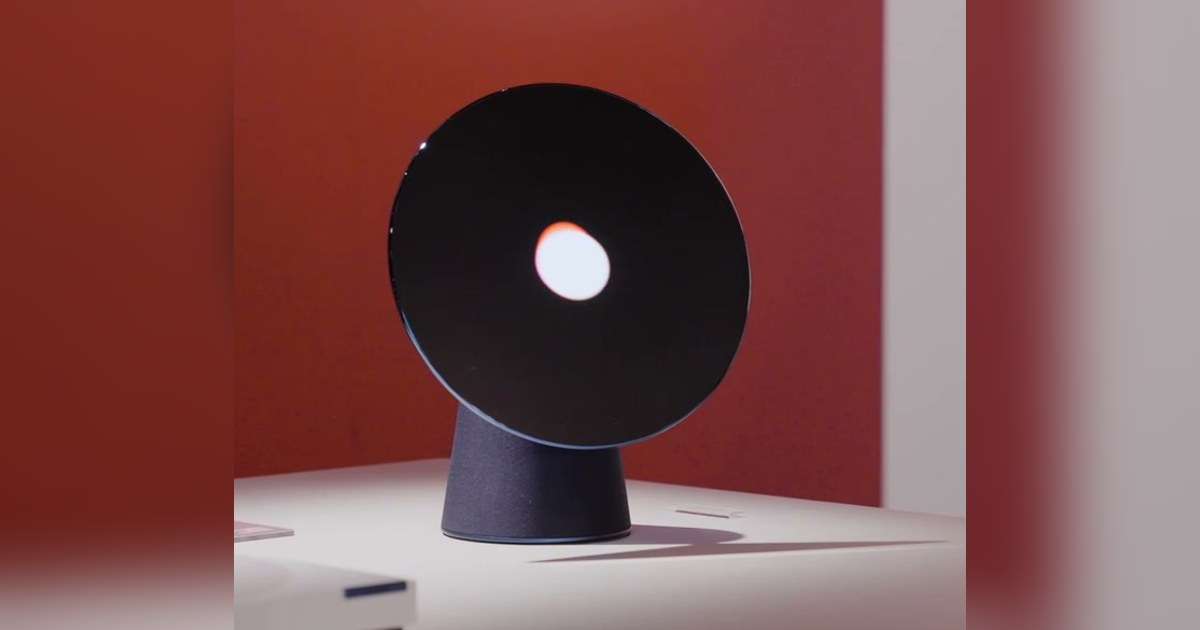 Fotograma del vídeo oficial de Samsung de Project Luna completo, con pantalla circular negra y base cónica azul sobre una encimera.