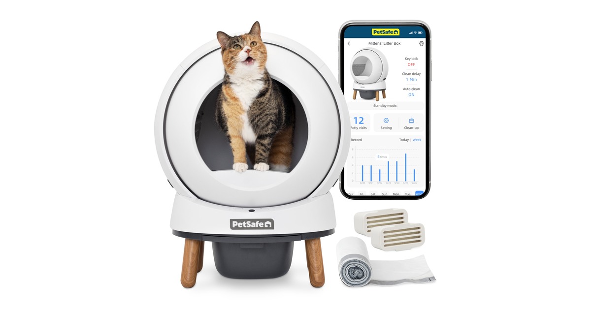 ScoopFree SmartSpin de PetSafe con un gato, aplicación y consumibles.