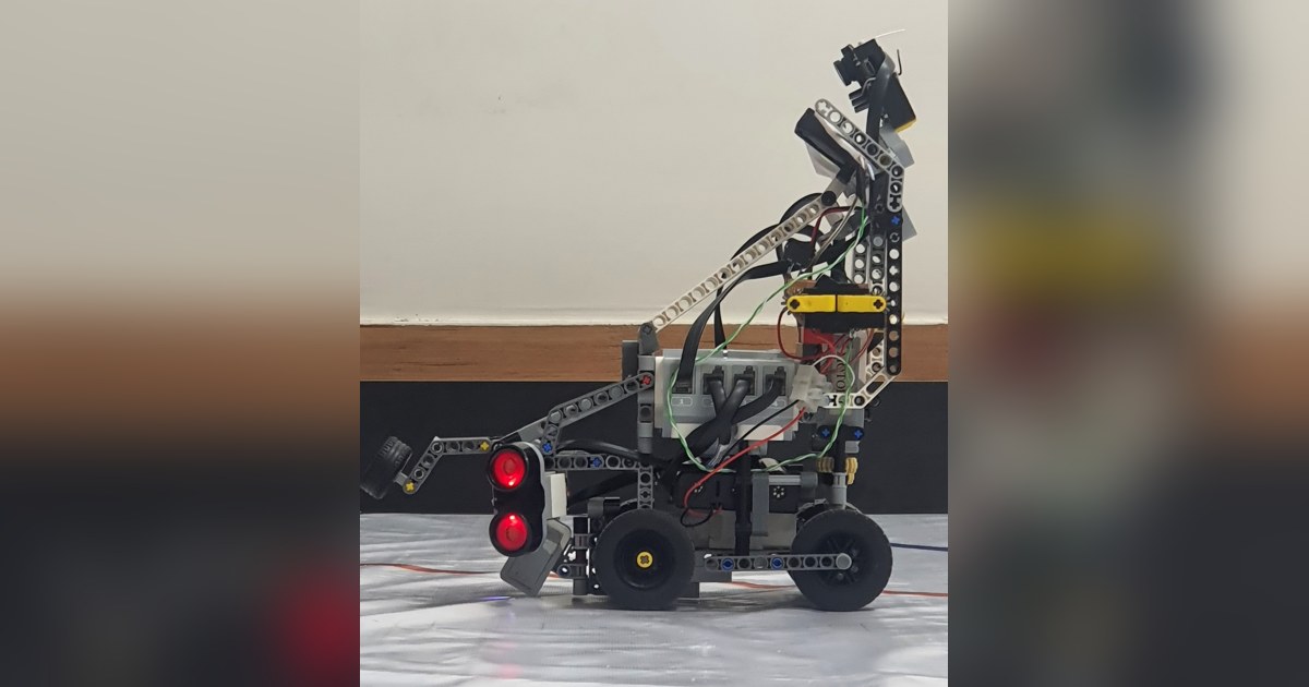 Fotografía de ShahroodRC de su coche robot completo, con chasis LEGO, cuatro ruedas y soporte de sensores; recorte de la fotografía original.