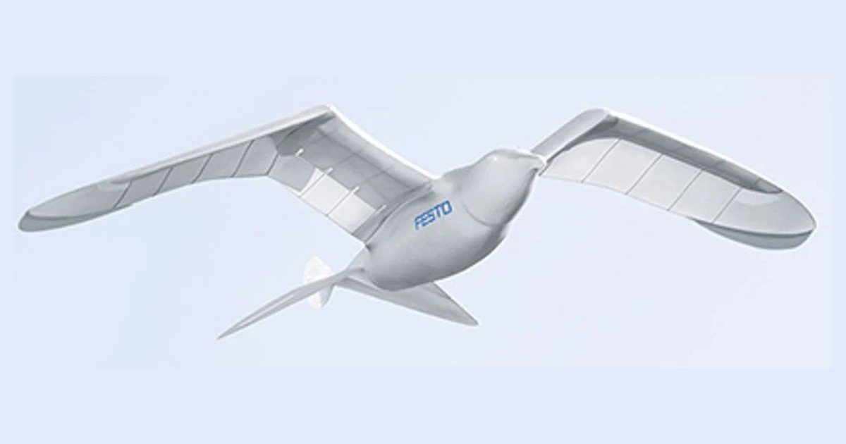 SmartBird de Festo completo, con ambas alas extendidas en vuelo.