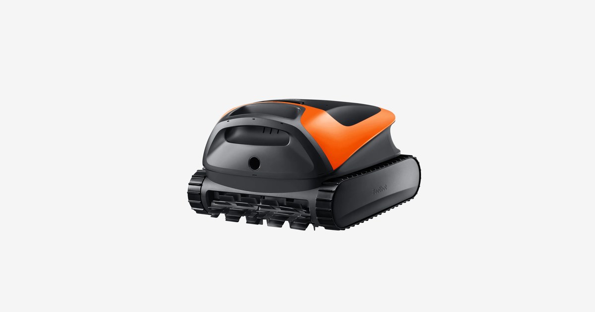 Render oficial del Beatbot Sora 30 naranja, con cepillo frontal y orugas.