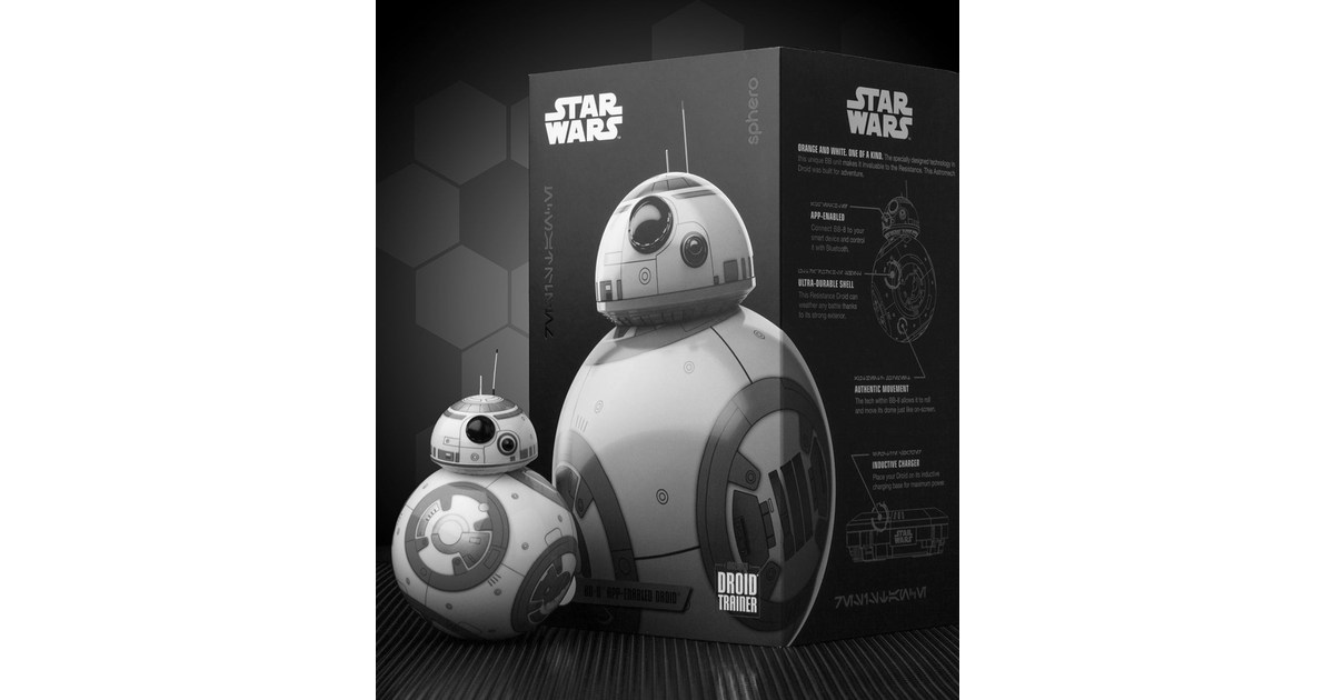 Sphero BB-8 junto a su caja de Star Wars en una fotografía de producto en blanco y negro.