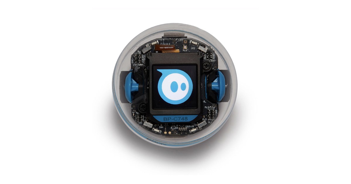 Sphero BOLT+ con carcasa transparente y una cara azul en su pantalla LCD