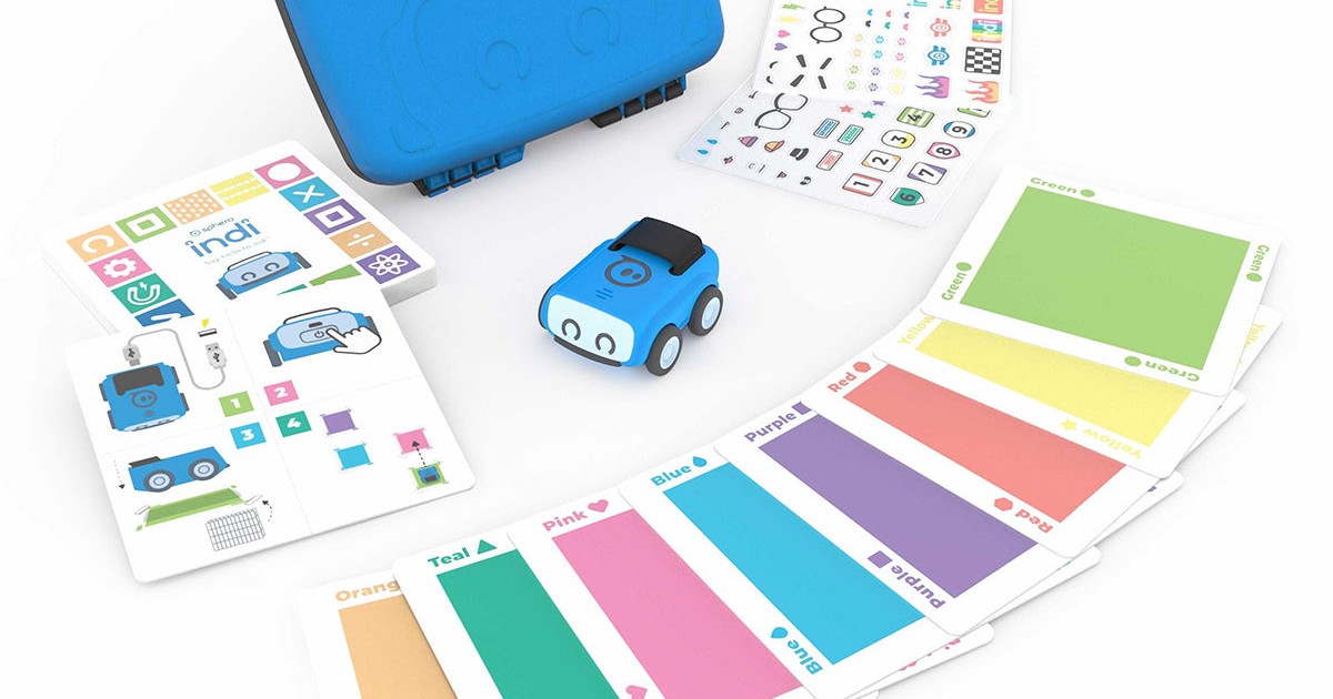 Imagen oficial de Sphero indi, el pequeño coche azul, junto a tarjetas de colores, retos y su estuche.