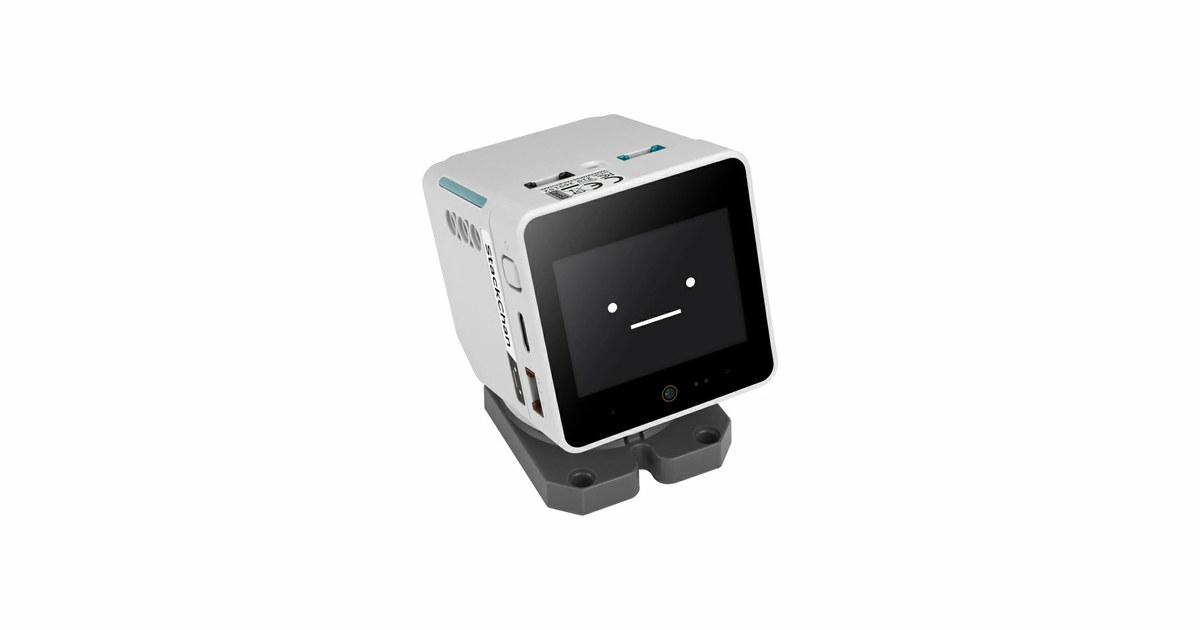 StackChan de M5Stack con pantalla facial sobre su base de movimiento.