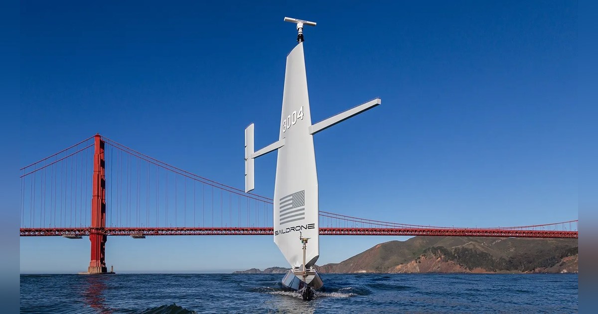 Saildrone Surveyor SD-3004 navegando en la bahía de San Francisco.